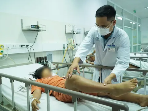 Vụ 3 anh em ngộ độc chả lụa: Một trẻ suy hô hấp tăng dần