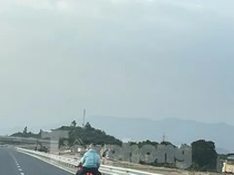 Xe máy chạy ào ào trên cao tốc Nha Trang - Cam Lâm