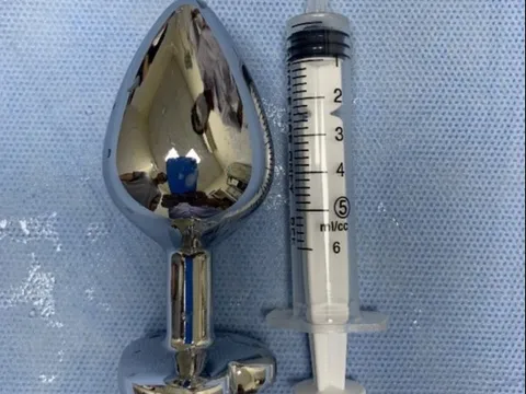 Thiếu niên 15 tuổi bị mắc kẹt "đồ chơi" tình dục ở nơi bất ngờ