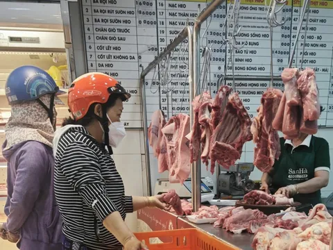 Vì sao thịt heo ế nhưng giá heo hơi vẫn tăng nóng?