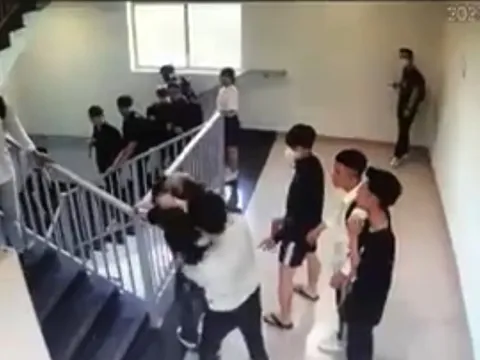 Nam sinh viên ĐH FPT hành hung bạn đổ máu trong trong trường