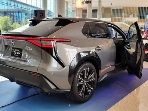 Giám đốc khoa học Toyota khẳng định việc làm 100% xe điện sẽ khiến khách giữ xe xăng cũ lâu hơn