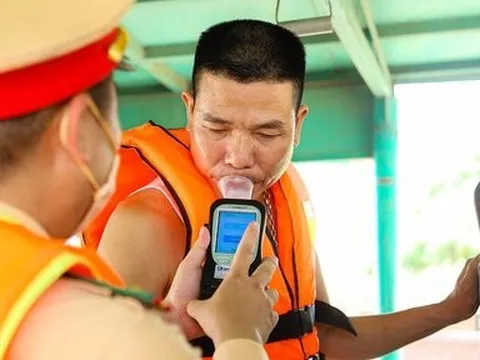 CSGT đường thủy thổi nồng độ cồn trên sông Hồng