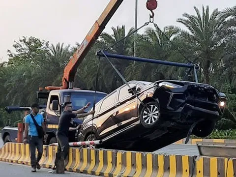 Đằng sau những bức ảnh TNGT: Sớm tinh mơ, Toyota Avanza leo dải phân cách tại sân bay Nội Bài