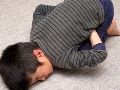 Bé trai vỡ ruột thừa, viêm nhiễm khắp ổ bụng do gia đình đi du lịch không khám sớm