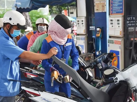 Giá xăng tăng nhẹ, trích lập quỹ bình ổn 300 đồng mỗi lít