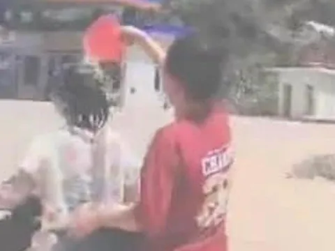 2 thiếu nữ vừa đi xe máy, vừa “tắm” trên đường