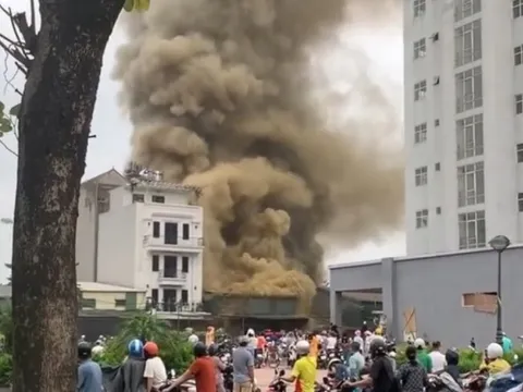 Cháy nhà kho ở Đền Lừ, khói lửa bốc lên ngùn ngụt