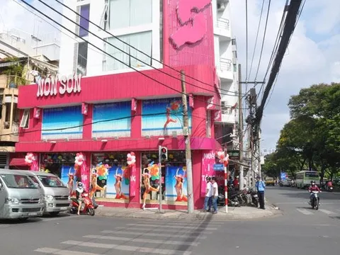 Nguyên nhân đằng sau việc Nón Sơn bán mũ từ vài trăm nghìn cho đến 15 triệu đồng tiết lộ chiến lược thành công của "Kingsman Việt Nam"?