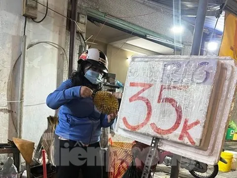 Sầu riêng 'hàng dạt' giá rẻ đổ bộ vỉa hè TPHCM