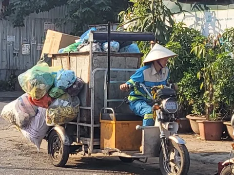 Người bán hàng rong, xe ôm "phơi" nắng mưu sinh, bác sỹ cảnh báo sốc nhiệt