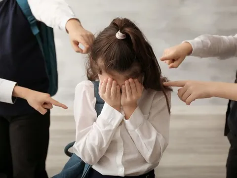 Bị bạn bè bắt nạt gần 1 năm, nữ sinh lớp 8 trầm cảm nặng, có ý định tự sát