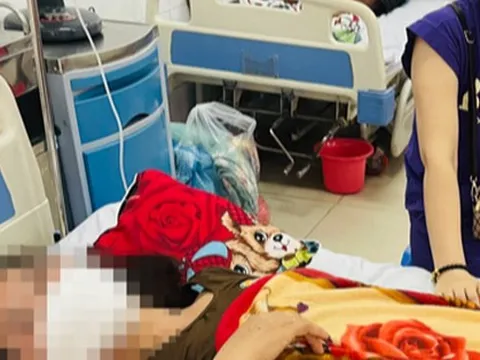 Người phụ nữ bị thang máy chuyển thức ăn rơi trúng đầu