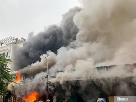Hà Nội: Cháy lớn thiêu rụi kho xưởng tại Đền Lừ