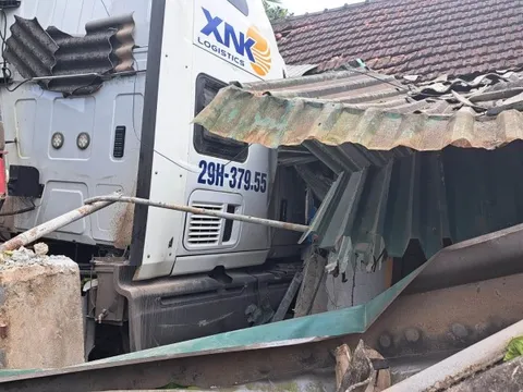 Xe container mất lái tông sập nhà dân