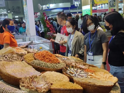 Người nước ngoài mê tôm khô, cá khô Việt Nam