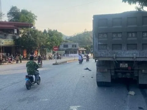 Va chạm với xe đầu kéo, 2 mẹ con tử vong thương tâm