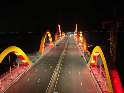 "Nguồn sáng" cho cây cầu Tình Yêu bị phá hoại, thiệt hại tiền tỉ