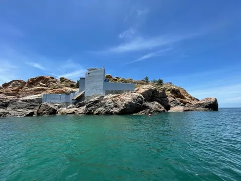 Cận cảnh đại công trình xây dựng trái phép trên đảo giáp ranh Bình Định – Phú Yên