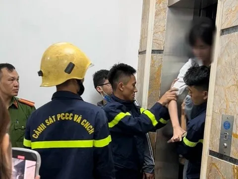 Giải cứu 4 học sinh mắc kẹt trong thang máy
