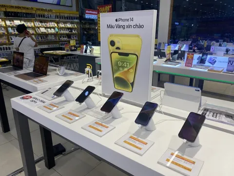 Tín đồ "nhà táo" thất vọng vì giá bán trên cửa hàng Apple Việt Nam quá cao
