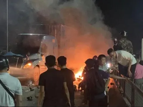 Xe container va chạm xe máy, 3 thanh niên thương vong