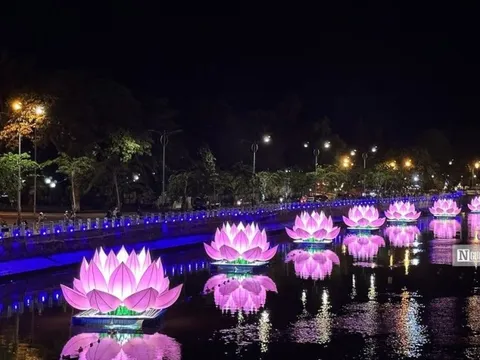 Bình Thuận: Thắp sáng 7 đóa đại sen trên sông Cà Ty mừng Phật Đản