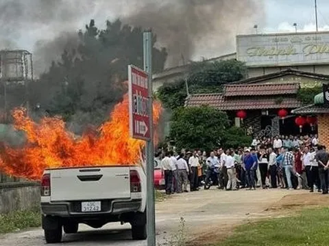 Lâm Đồng: Điều tra vụ cháy xe bán tải sau va chạm với người đi bộ
