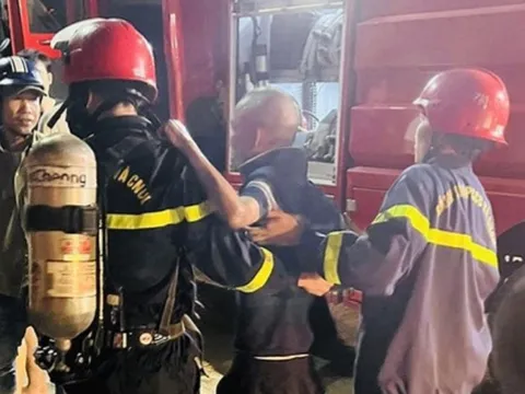 Cảnh sát phá khóa cứu người đàn ông cố thủ trong ngôi nhà đang cháy