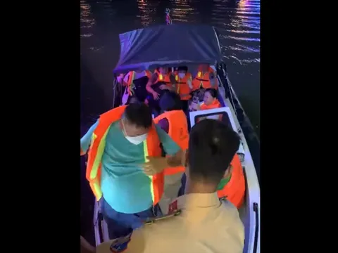 Cứu tàu du lịch chở 70 khách bị mắc cạn trên sông Hàn