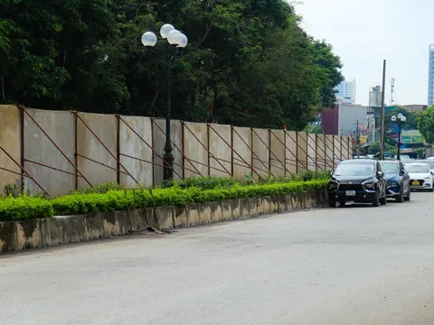 Cận cảnh 500 m hàng rào bêtông bịt kín lối đi khiến người dân khổ sở