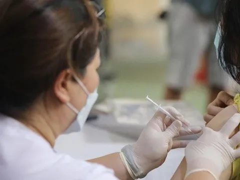 "Số cán bộ y tế phải trả giá cho COVID-19 quá lớn"