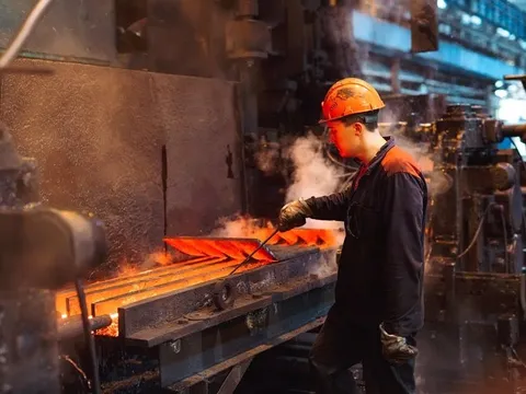 Bất động sản tăng trưởng chậm, giá thép tại Trung Quốc giảm xuống mức thấp nhất 3 năm