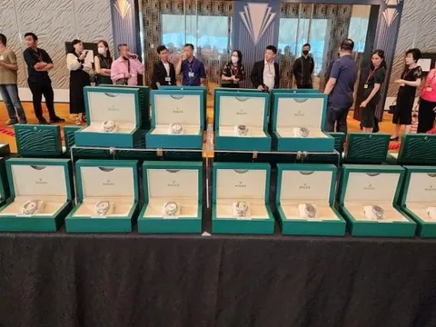 Một tập đoàn Singapore mạnh tay thưởng 98 đồng hồ Rolex cho nhân viên, số khác được cũng nhận 'sương sương' 1 thỏi vàng: Kinh doanh gì mà hào phóng đến vậy?