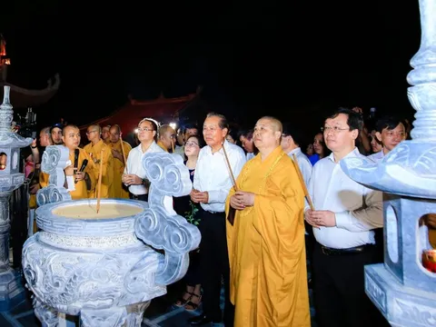 Thắp nến cầu nguyện hòa bình tại chùa Đại Tuệ