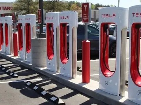 Tesla chia sẻ trạm sạc với Ford: Các công ty này hãy dè chừng!