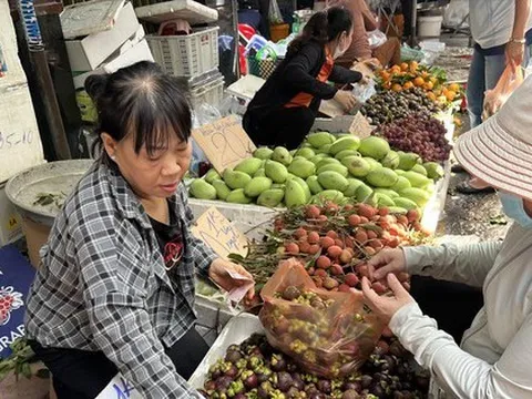 Trái cây lép vế ngay sân nhà