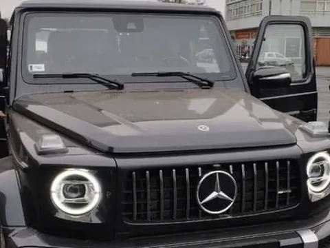 Xe Mercedes G63 giá 12 tỷ đồng bị 'bỏ rơi' ở cảng Hải Phòng