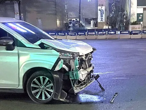 Đằng sau những bức ảnh TNGT: Toyota Veloz bị xe máy đâm vỡ nát đầu xe