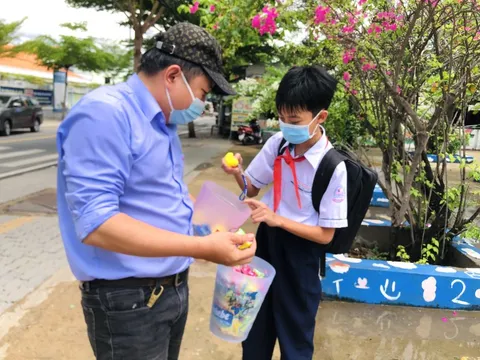 Đi xe buýt, nhiều em nhỏ bất ngờ nhận quà ngày Quốc tế thiếu nhi