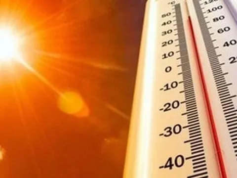 Nắng nóng đỉnh điểm: Trẻ bị say nắng, say nóng cần xử trí thế nào?