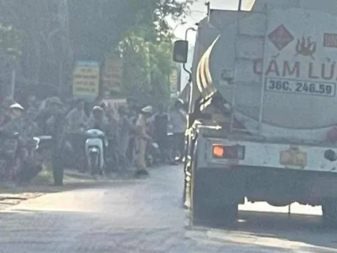 Va chạm với xe bồn, 2 thanh, thiếu niên đi xe máy tử vong