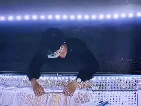 Bà Rịa - Vũng Tàu: Chủ tiệm vàng bất lực nhìn tên cướp