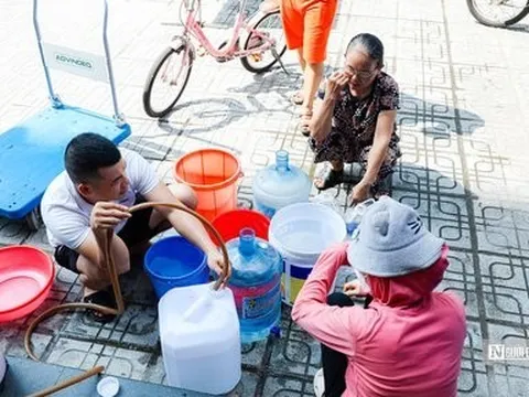Hà Nội: Hàng trăm người dân đội nắng đi lấy nước tích trữ