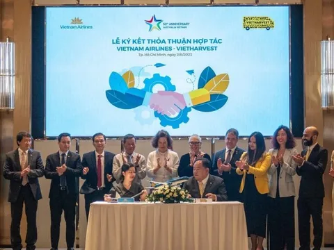 Vietnam Airlines cùng VietHarvest quyên góp các suất ăn hàng không
