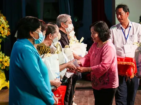 TP HCM: Tặng thẻ bảo hiểm y tế cho người cao tuổi