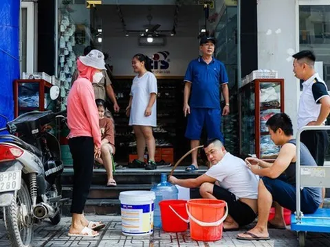 Người dân đi xin từng xô nước dưới cái nóng 40 độ C