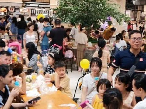 Mất điện nhiều giờ, người Hà Nội đổ xô vào trung tâm thương mại tránh nóng
