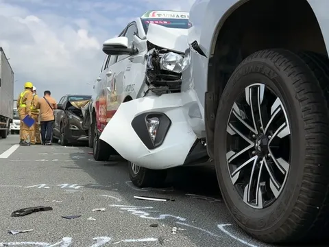 Đằng sau những bức ảnh TNGT: Hiện trường tai nạn liên hoàn giữa 5 ô tô trên cao tốc TP.HCM - Long Thành - Dầu Giây