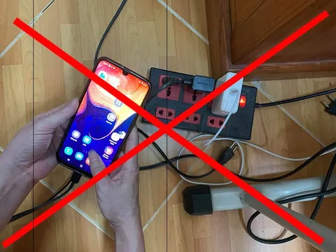 Vừa dùng điện thoại vừa sạc pin, bé 7 tuổi bị điện giật tử vong